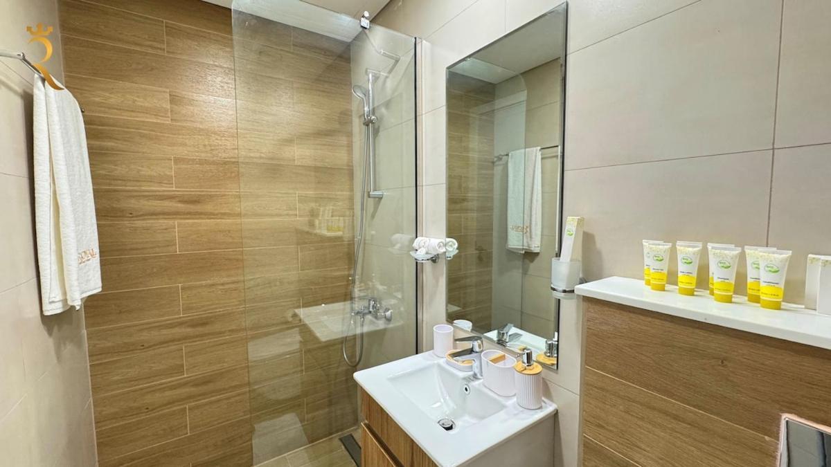 Masdar 2br Luxe Pool And Quick Airport Access Apartment Abu Dhabi