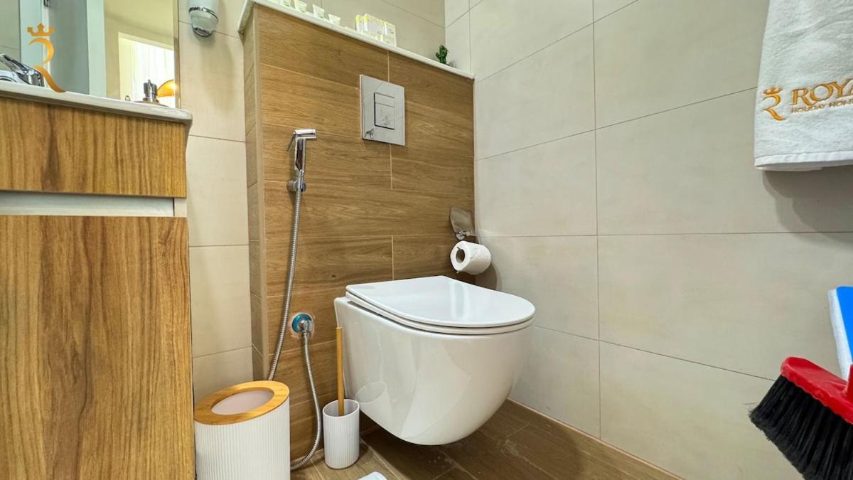 Masdar 2br Luxe Pool And Quick Airport Access Abu Dhabi